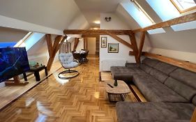 La Luna Rustic Deluxe Apartment With Free Jacuzzi, Bikes & Covered Parking